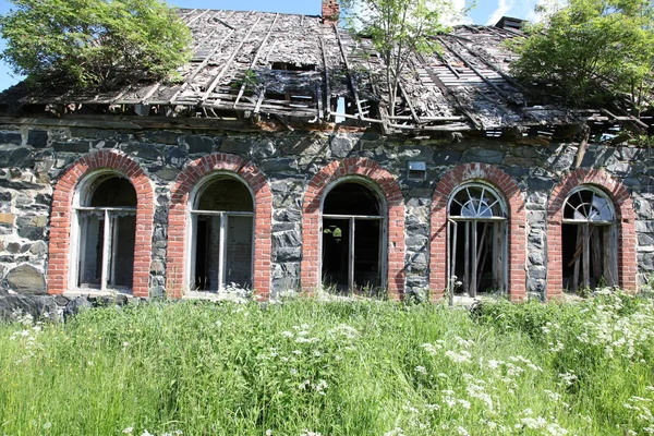 Terk edilmiş bir bina cephe — Stok fotoğraf