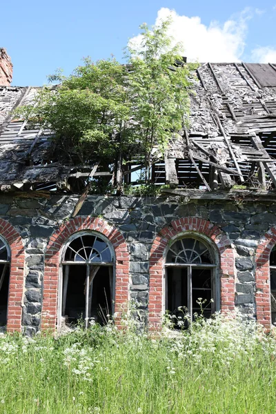 Facciata di vecchio edificio — Foto Stock