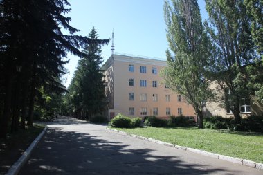 Penza bina ve yeşil ağaçların