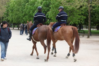 Fransız polisi kontrol sokak