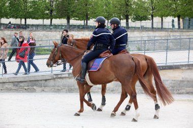 Fransız polisi kontrol sokak