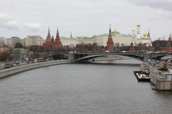 Verkeer in de buurt van kremlin van Moskou — Stockfoto