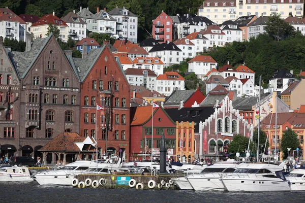 Turister og lokalbefolkning spaserer i Bergen – stockfoto