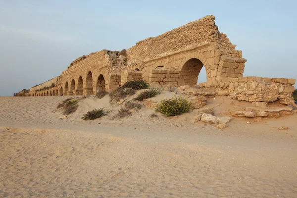 Oude Romeinse aquaduct in Caesarea — Stockfoto