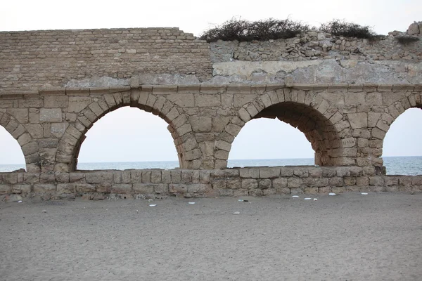 Oude Romeinse aquaduct in Caesarea — Stockfoto