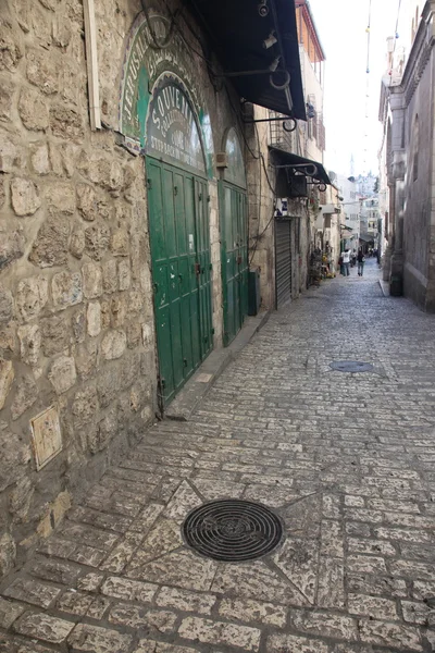 エルサレムの旧市街にある狭い通りで — ストック写真