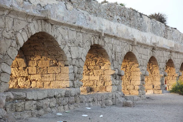 Starověký římský akvadukt v ceasarea — Stock fotografie