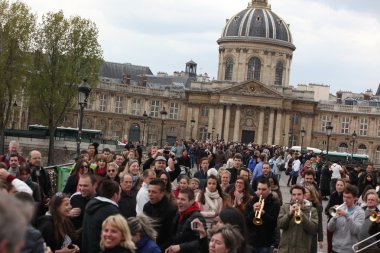 Aşk kilitleri Köprüsü'nde genç müzisyenler