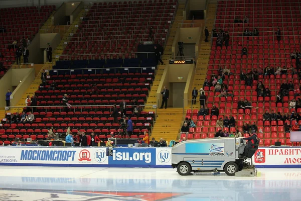 Machine for resurfacing ice — Stock Photo, Image