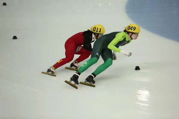 Sportivi di pattinaggio di velocità su pista corta — Foto Stock