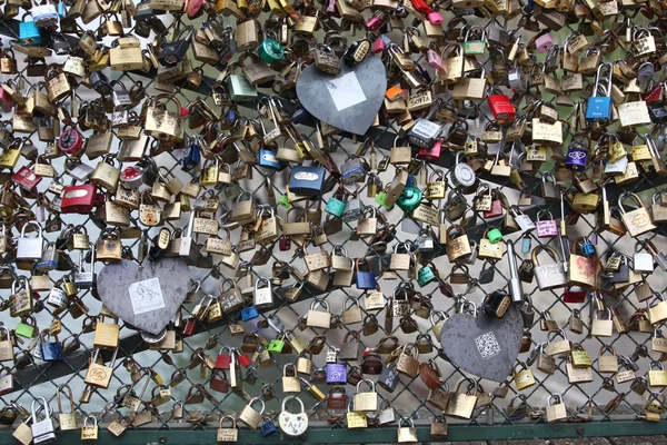 Pont des Arts köprüsünde kilitli dolaplar