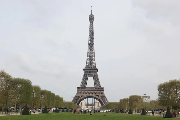 Menschen gehen über den Eiffelturm — Stockfoto