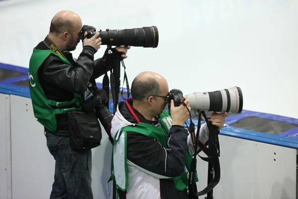 Fotógrafos assistem campeonatos de patinação de velocidade de pista — Fotografia de Stock