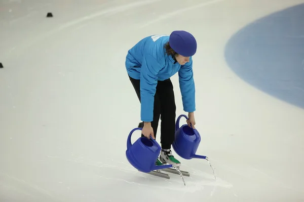 Cleaning  ice rink before competition — Stock Photo, Image