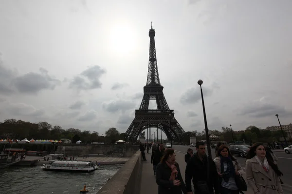Menschen gehen über den Eiffelturm — Stockfoto