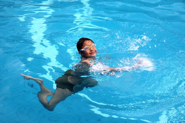 Плавательный мальчик в очках — стоковое фото