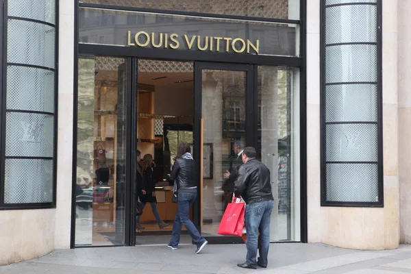 Люди, входящие в бутик Louis Vuitton Стоковое Изображение