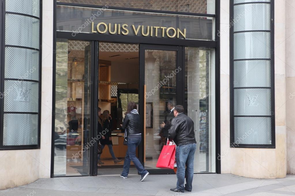 People entering Louis vuitton boutique – Stock Editorial Photo ©  konstantin32 #67612007
