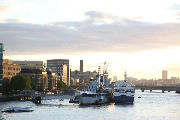 Ships along Thames river bank — Stock Photo, Image