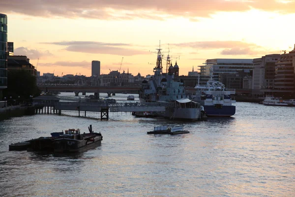 Hajók mentén Thames folyó partján — Stock Fotó