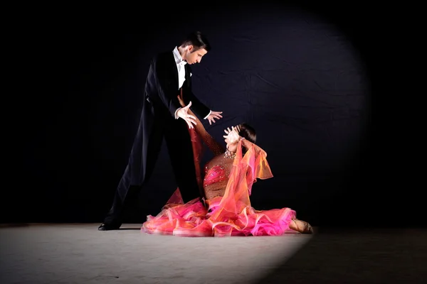Unga dansare i ballroom — Stockfoto