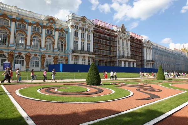 Turistas perto de Catherine Palace edifícios — Fotografia de Stock