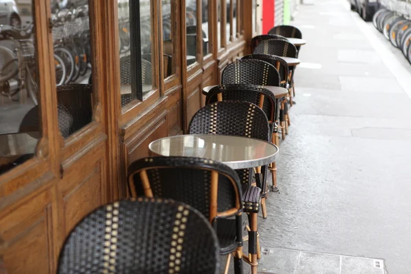 Kávé terasz asztalokkal és székekkel — Stock Fotó
