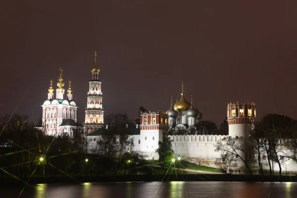 Rus Ortodoks kiliseleri gece görünümü — Stok fotoğraf