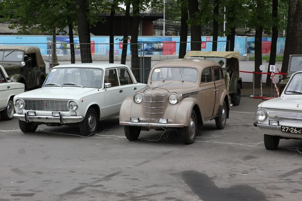 Retro auto's in zahlreiche in Moskou — Stockfoto