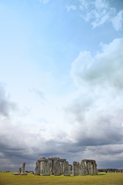 Stonehenge tarihi sitesi yeşil çimenlerin üzerinde