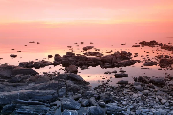 Auringonlasku Rock rannikolla — kuvapankkivalokuva