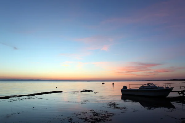 Tramonto sulla costa rocciosa — Foto Stock