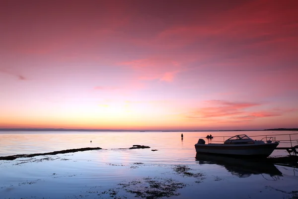 Sonnenuntergang an der Felsenküste — Stockfoto