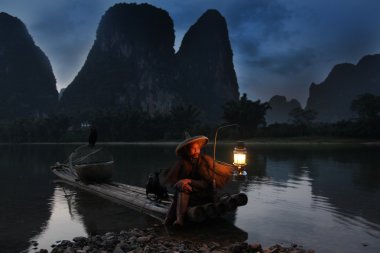 Çinli adamın karabatak kuş ile Balık tutma