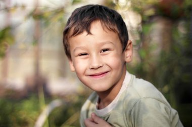 gülümseyen mutlu çocuk