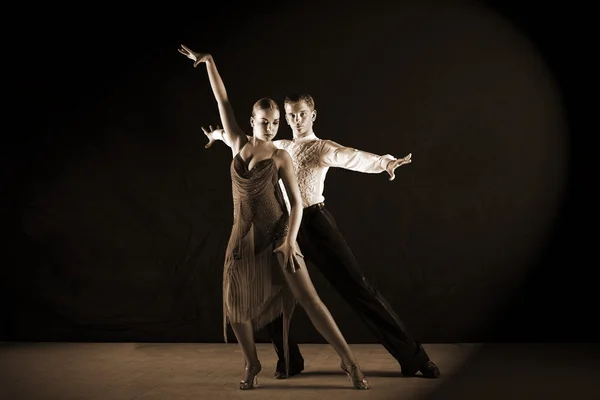Pareja de bailarines en el salón de baile — Foto de Stock