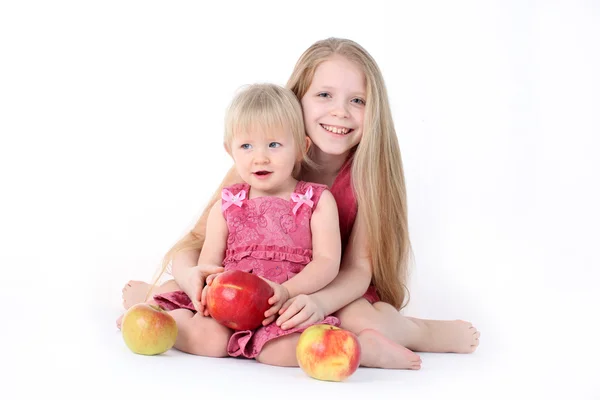 Twee kleine twee zusters met appels — Stockfoto