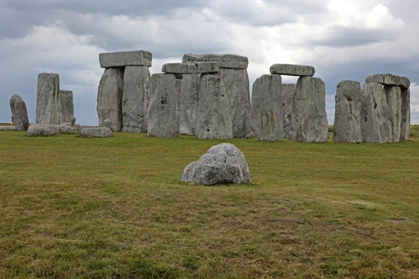 Stonehenge tarihi sitesi yeşil çimenlerin üzerinde — Stok fotoğraf