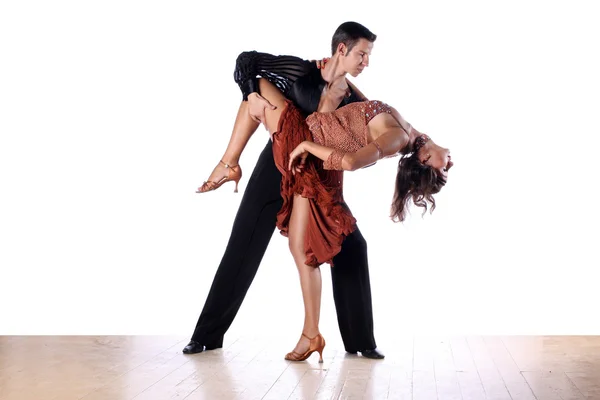 Bailarines latinos en el salón de baile — Foto de Stock