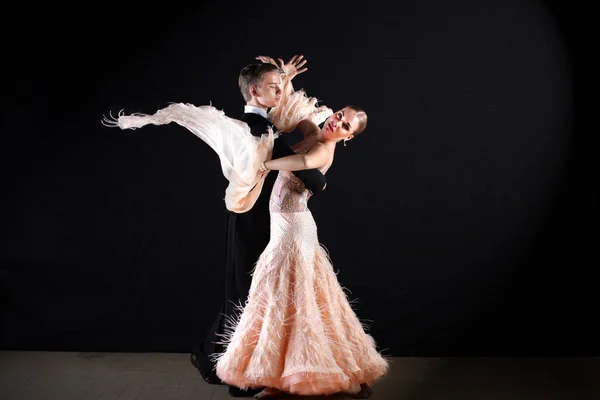 Par dansare i ballroom — Stockfoto