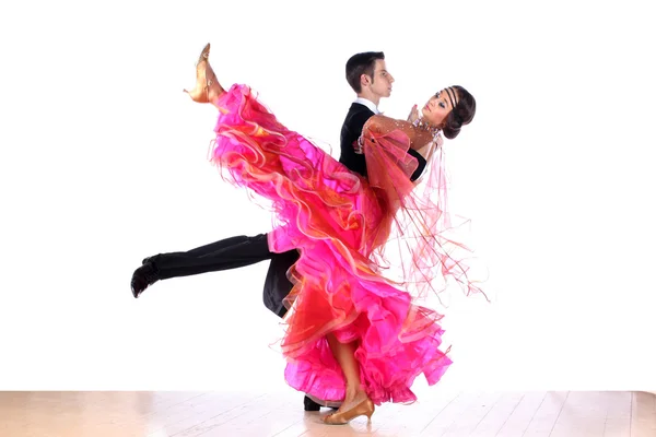 Danseurs professionnels dans la salle de bal — Photo