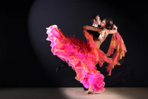 Couple of dancers in ballroom — Stock Photo, Image