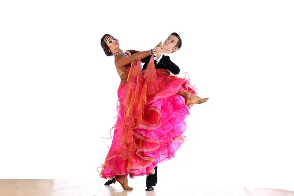 Couple de danseurs dans la salle de bal — Photo