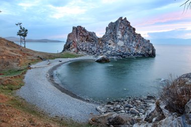 Gün batımında şaman kaya, Deniz Baykal, Rusya Federasyonu