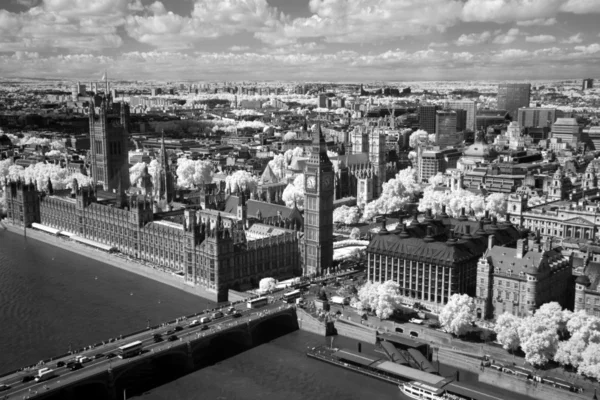 Célèbre et belle vue sur Big Ben et les maisons des parlementaires — Photo