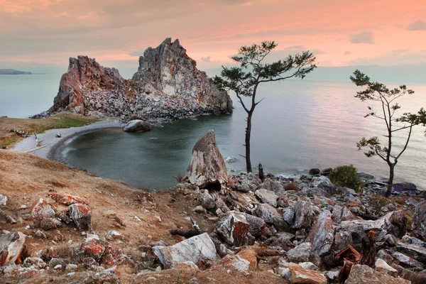 Sonnenuntergang am Schamanenfelsen, Baikalsee, Russland — Stockfoto