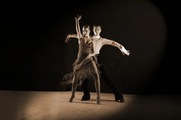 Dançarinos latinos em salão de baile isolado em preto — Fotografia de Stock