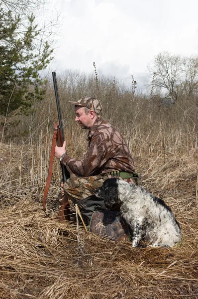 Chasseur avec un chien Photos De Stock Libres De Droits