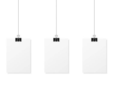 Katlanmış kağıt beyaz arkaplanda asılı.