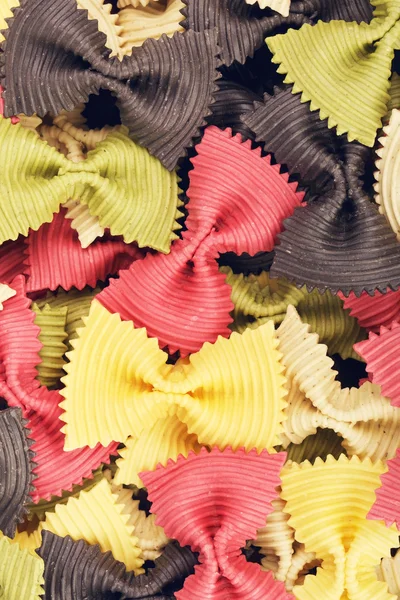 Pasta cruda multicolore con fiocco — Foto Stock